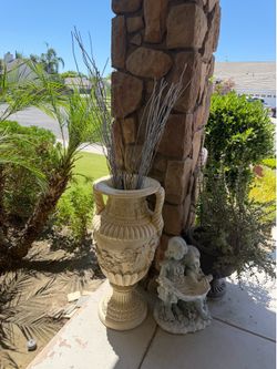 Beautiful Vintage garden urn made of heavy, high-quality Cast Stone