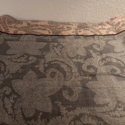 GORGEOUS Genuine 100% Silk 28"x75" JAMAWAR Tassled Pink & Grey Shawl.

Elevate your style with this gorgeous 100% silk shawl.