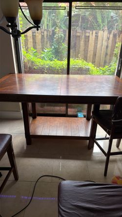Large dining room table (extendable)