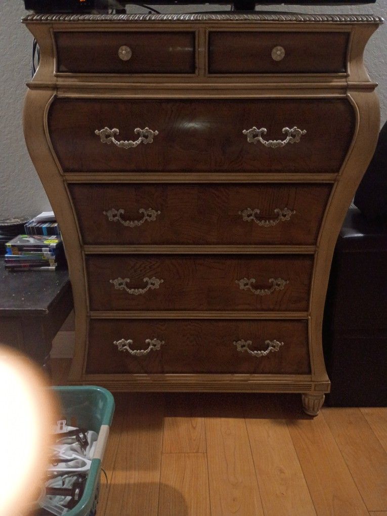 2 Dressers and 2 Night Stands