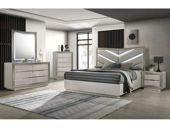 Brand New Elegant Vetnor Queen Size Bedroom Set 