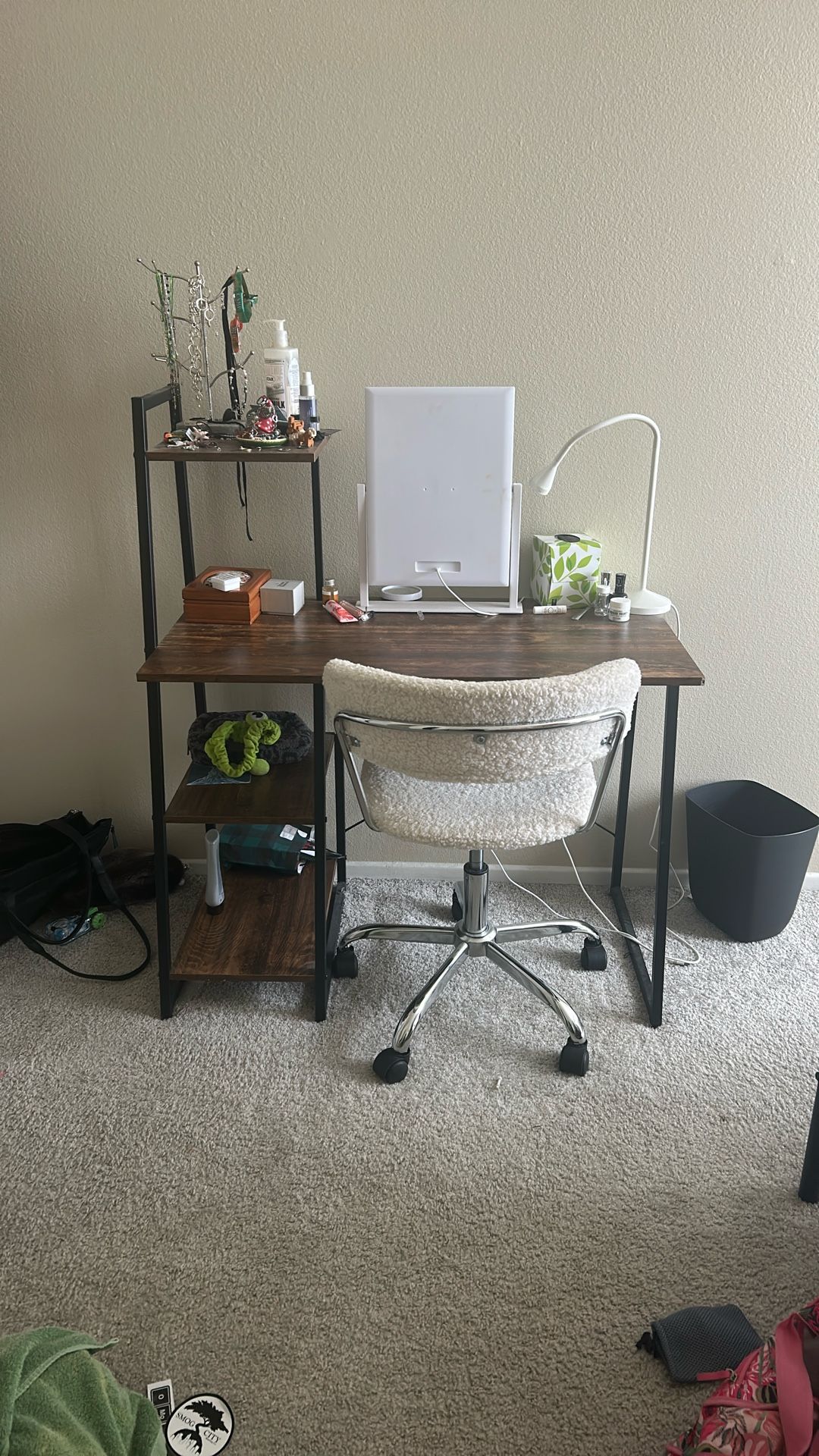 Dest And Roller Chair