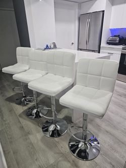 White BAR STOLLS. Set Of 4/ Sillas Blancas Altas. Qty 4 🔥🔥