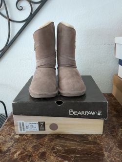 Women's Bear paw boot size 7