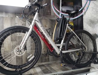 Silver Verse Hybrid Bike loaded with Extras!