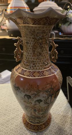 Vintage Oriental Satsuma Style Vase Etched  With Gold 