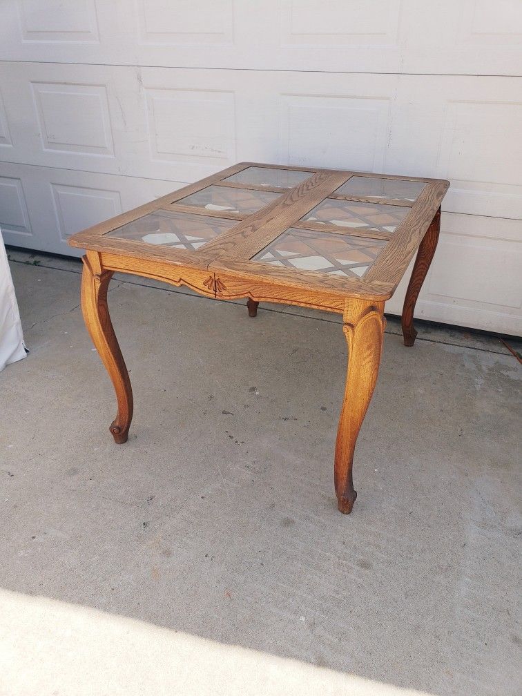 Dining Table In Excellent Condition