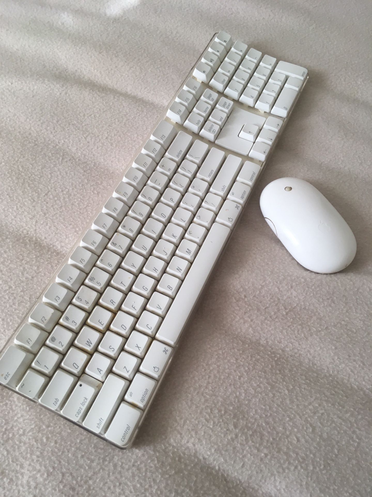 Apple Wireless Keyboard w Apple Mouse