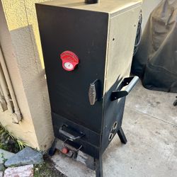 Landmann 3495GLA Smoky Mountain 34 Inch Vertical Gas Smoker Propane for Sale in Hawthorne CA OfferUp