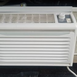 5200 BTU WINDOW AC WORKS GREAT EXCELLENT GENTLY USED CONDITION 
