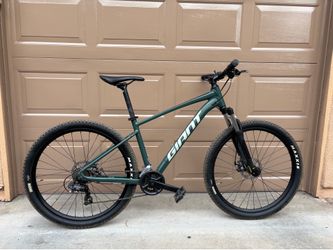 Giant Talon Mountain Bike – Maxxis Tires / Great Condition