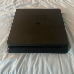 Selling PS4 Slim barely used