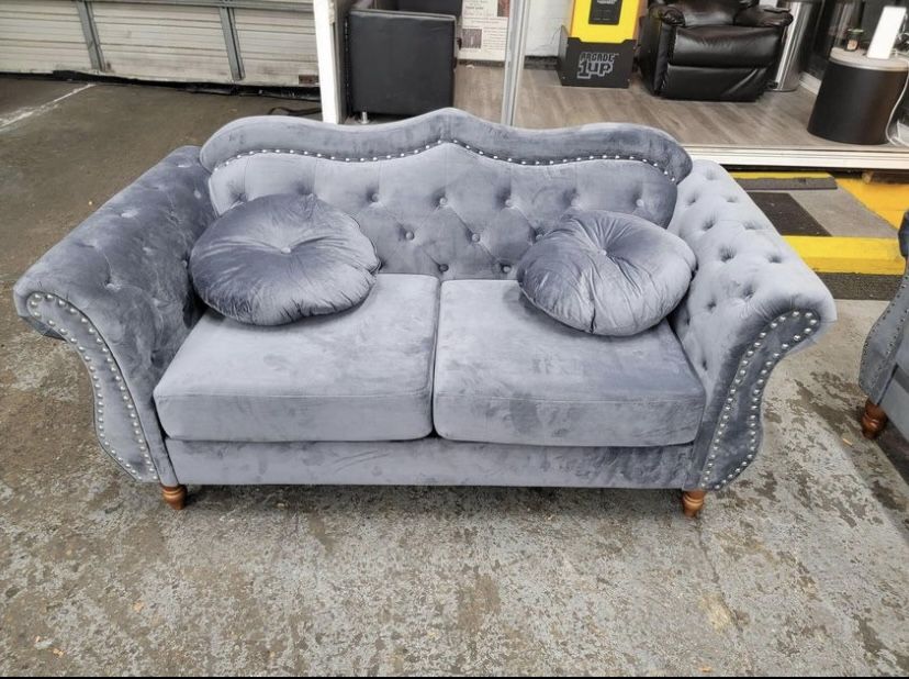 Beautiful Couch Set w/ Table