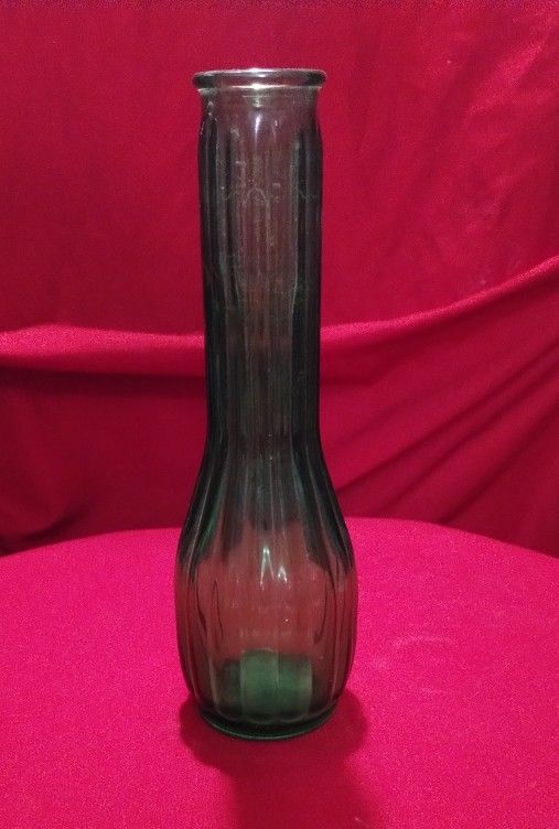 Vintage Hoosier  9" Emerald Green Glass Ribbed Bud Flower Vase 4034