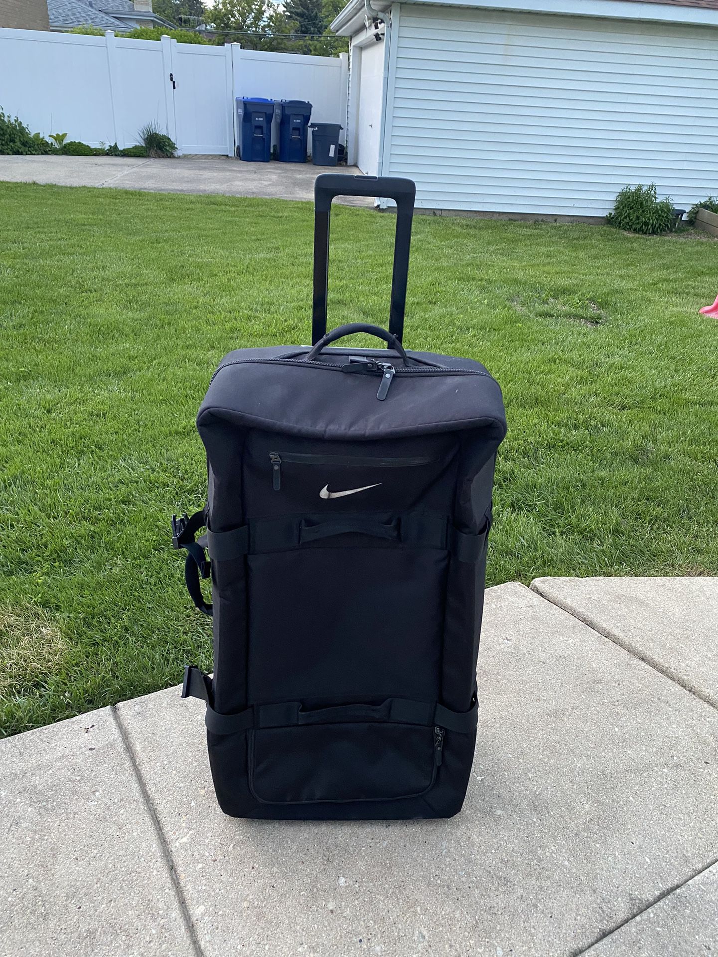 Nike Fiftyone49 Luggage X-Large Roller Travel Bag Suitcase Pbz182-001 Black