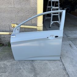 Hyundai accent door driver side 12-17 OEM ( new car parts