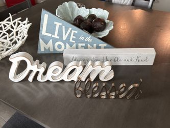 Lot of 4 Inspirational Signs - Dream / blessed / Humble and Kind / Live in the Moment