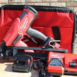 Milwaukee M18 FUEL 18-Volt Lithium-Ion Brushless Cordless Gen II 15-Gauge Angled Finish Nailer Kit with 2.0Ah Battery and Charger