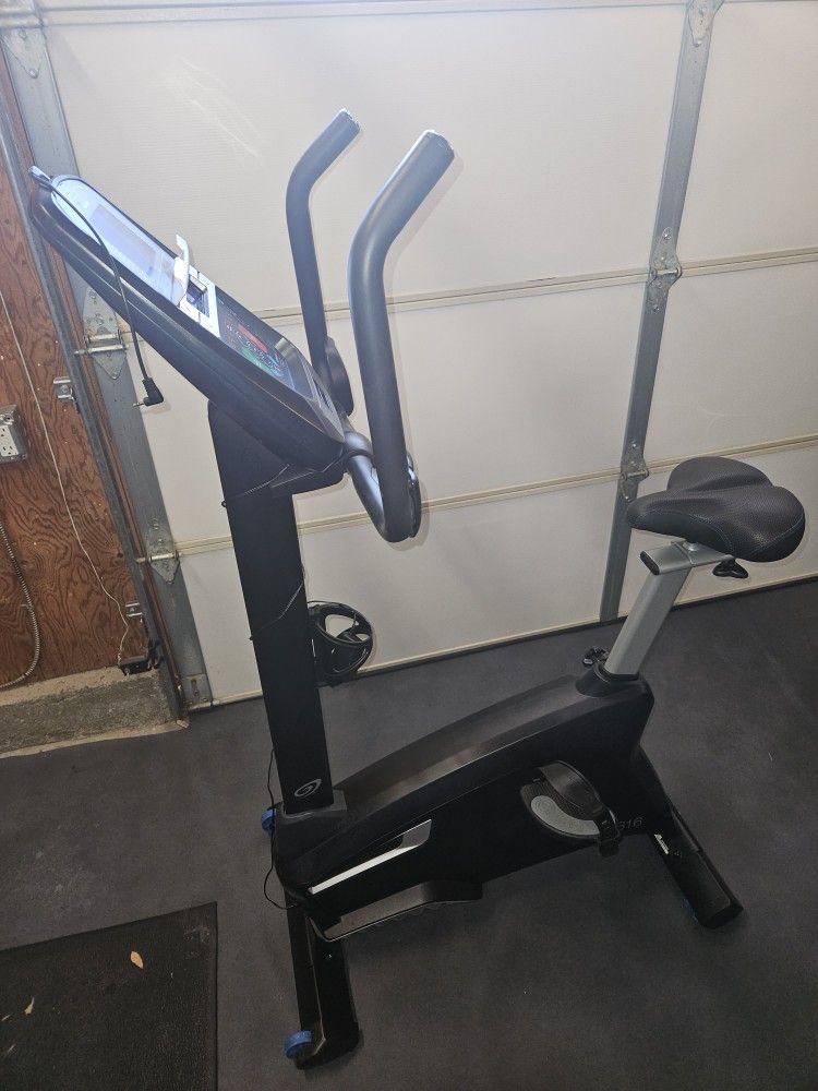 Nautilus U616 Upright Exercise Bike