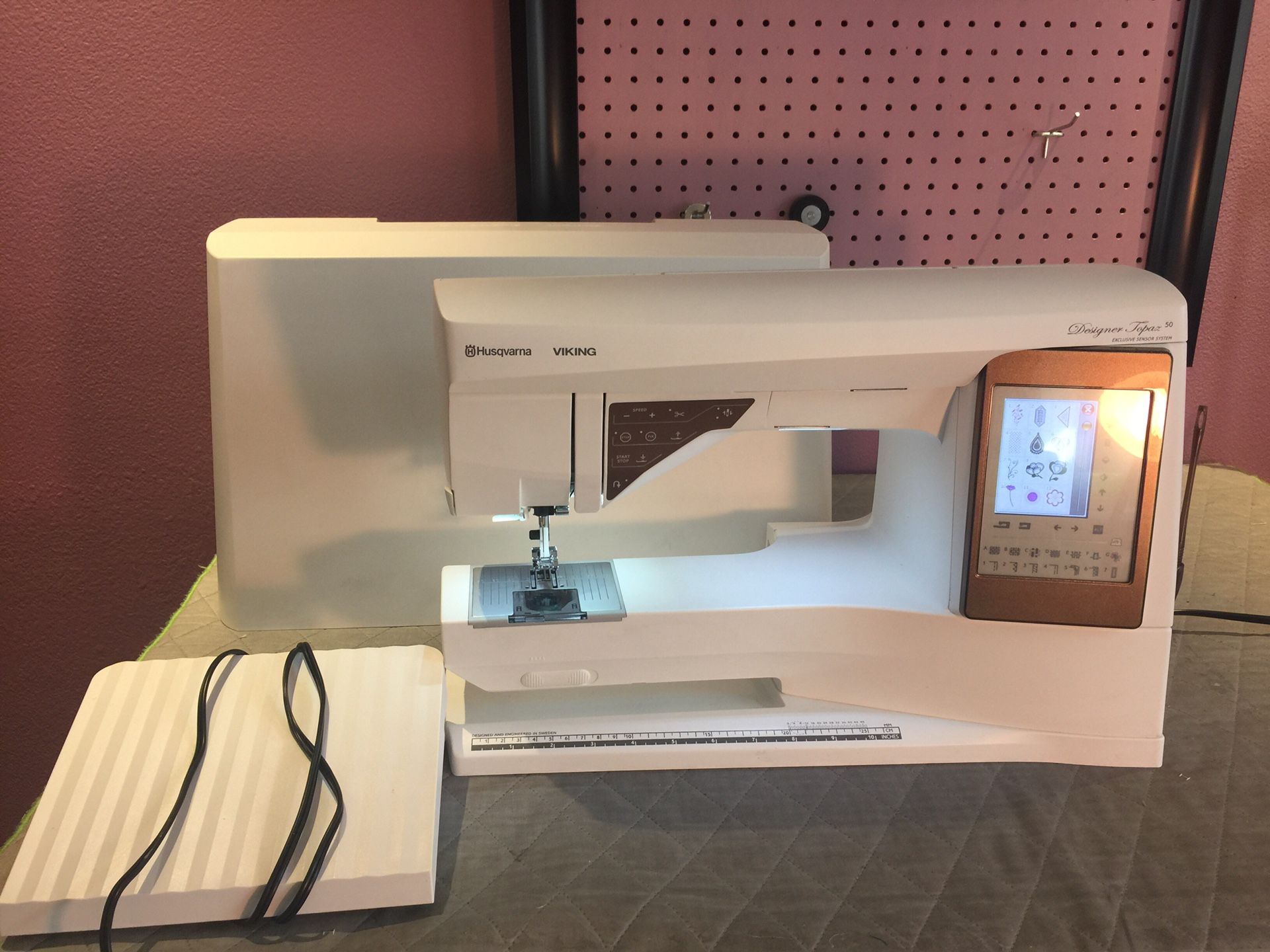 Viking Husqvarna Topaz 50 sewing & embroidery machine for Sale in Edgewood, WA OfferUp