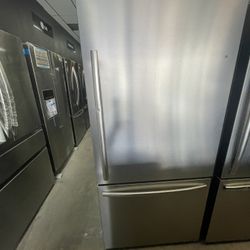 Mora 22.3 Cu.Ft. Bottom-Freezer REFRIGERATOR 