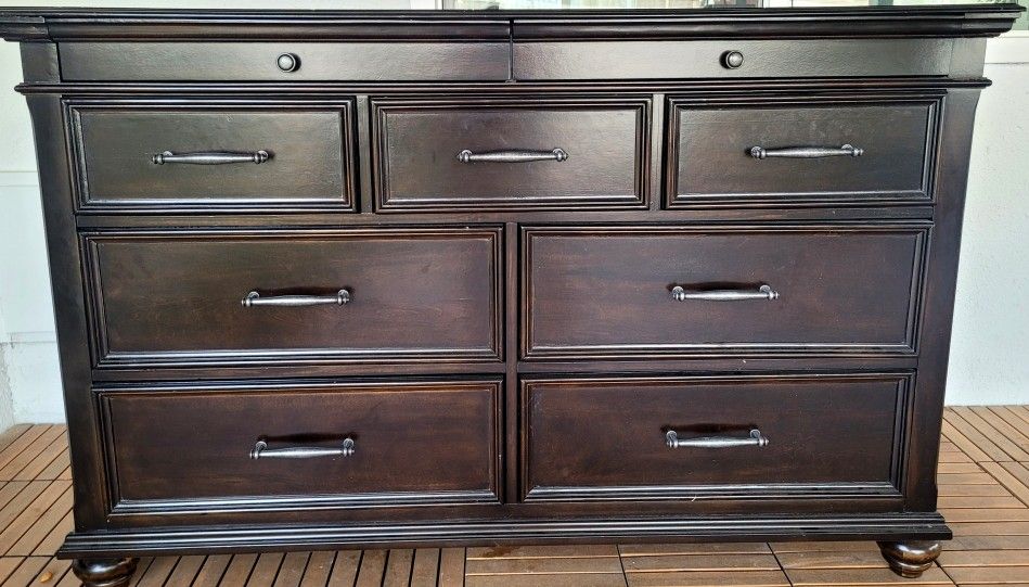 Lovely Dark Brown Dresser for Sale in Grand Terrace, CA OfferUp