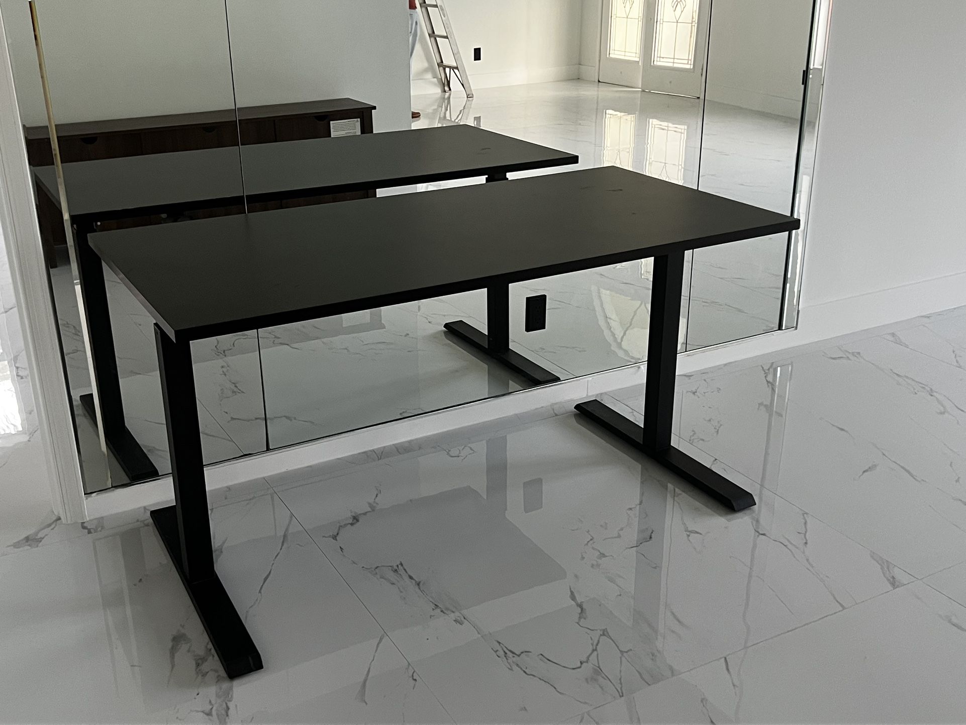 Manual Height-Adjustable Desk – Sleek Black Finish