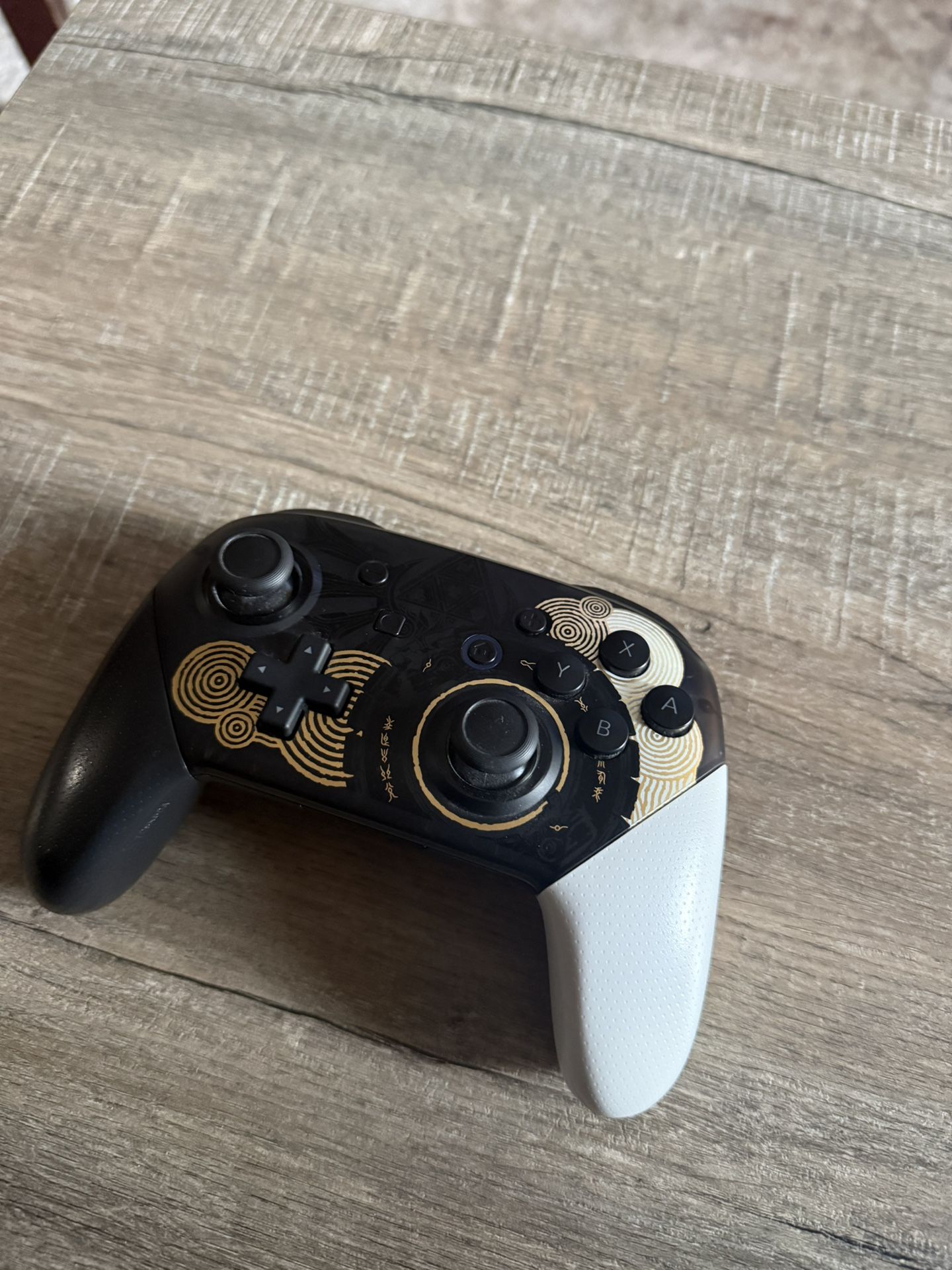 Nintendo Switch Pro Controller – Zelda: Tears of the Kingdom Special Edition