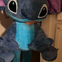 Stitch gigante es un Stitch muy grande muy popular para hacerle un bonito regalo a su novia con unos chocolates o para cualquier otra ocasión, ya ssea