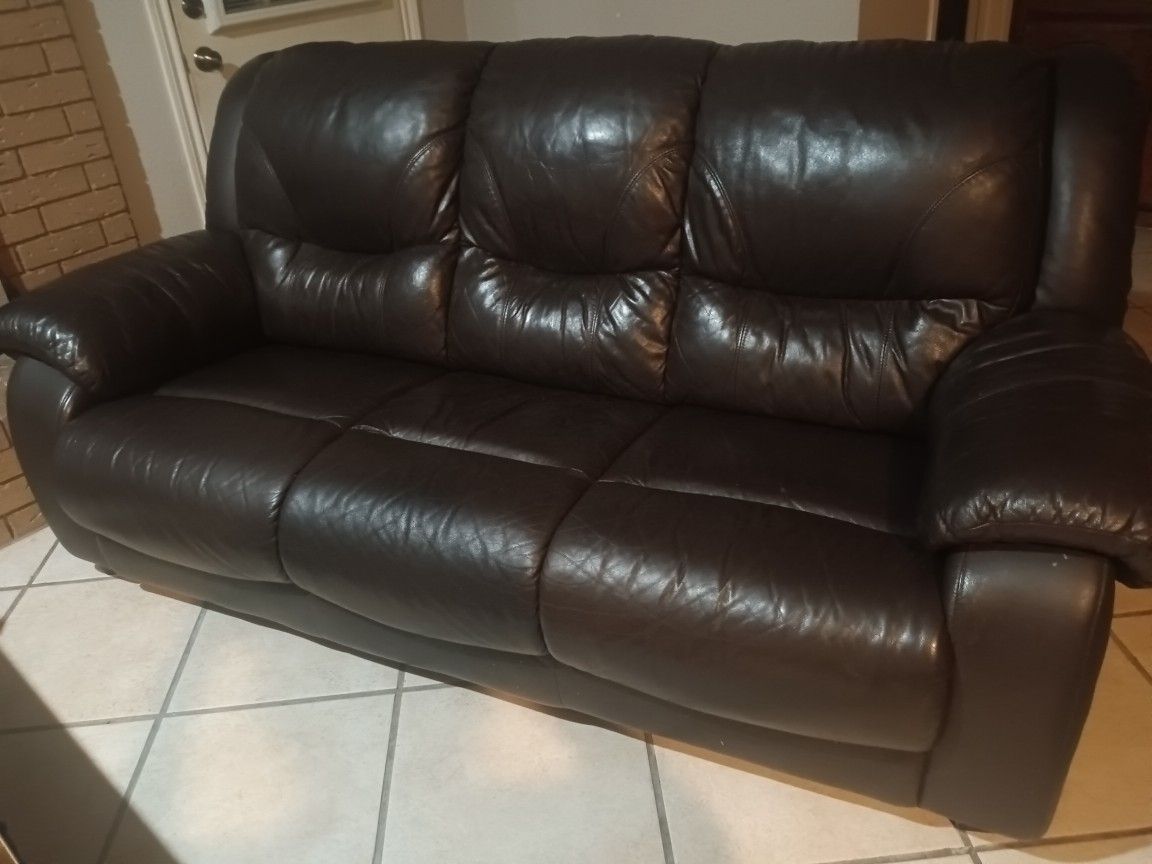 Leather Couch 👈🏡🏡🏡👉($300.00)👈