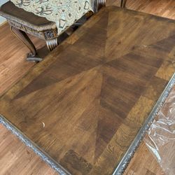 4 living room tables in very good condition. The house has no children, pets, or smokers.