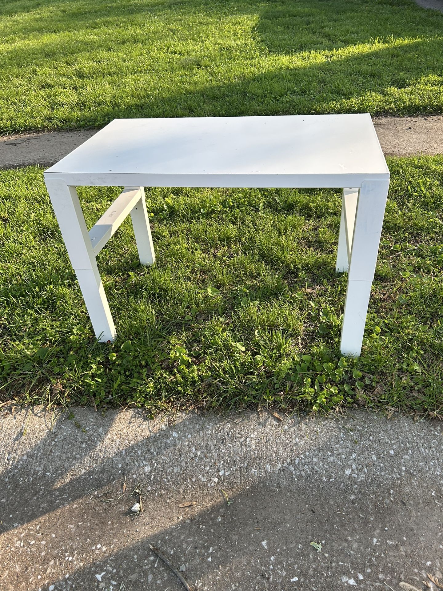 Small IKEA Desk/Table - FREE