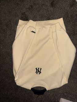 WOMENS  🔥 Yankees Pro Standard Cream Crewneck (M) – Brand New w/ Tags!