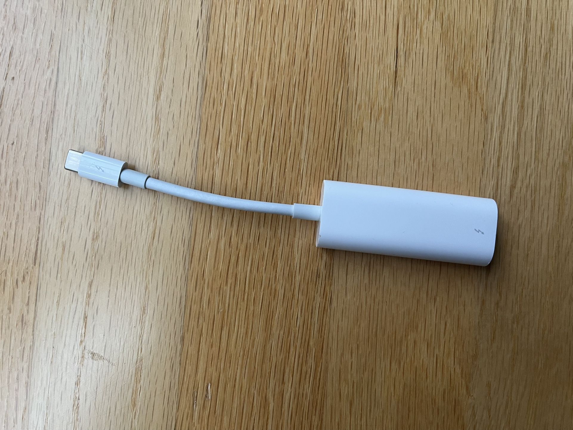  A1790 Apple Thunderbolt 3 (USB-C) to Thunderbolt 2 Adapter