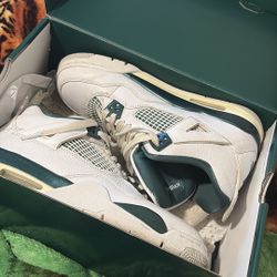 JORDAN 4 s size 7y