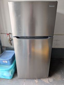 Frigidaire top freezer refrigerator