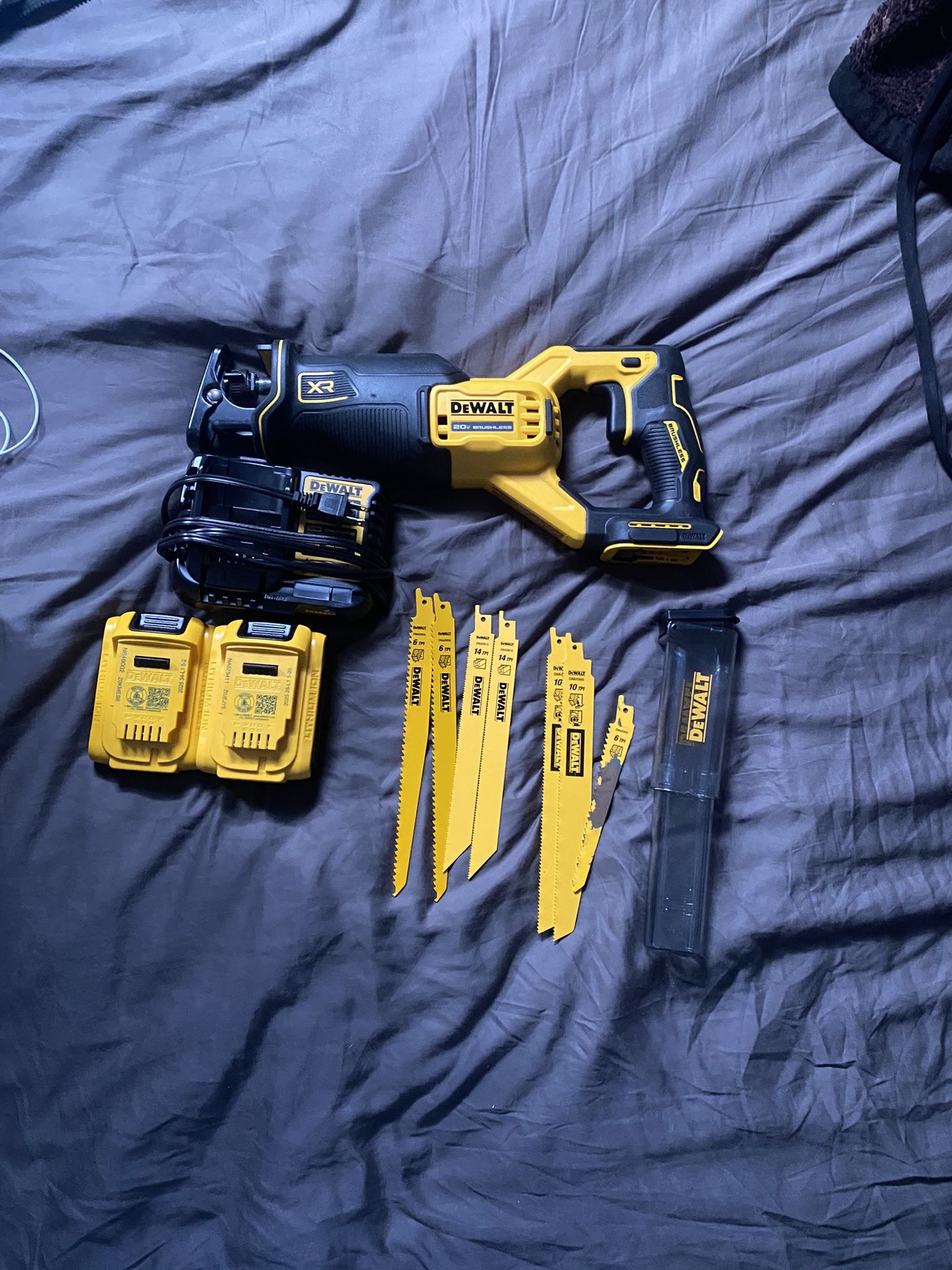 DeWALT XR 20V CORDLESS BRUSHLESS SAWZALL BUNDLE PERFECT CONDITION NEVER USED