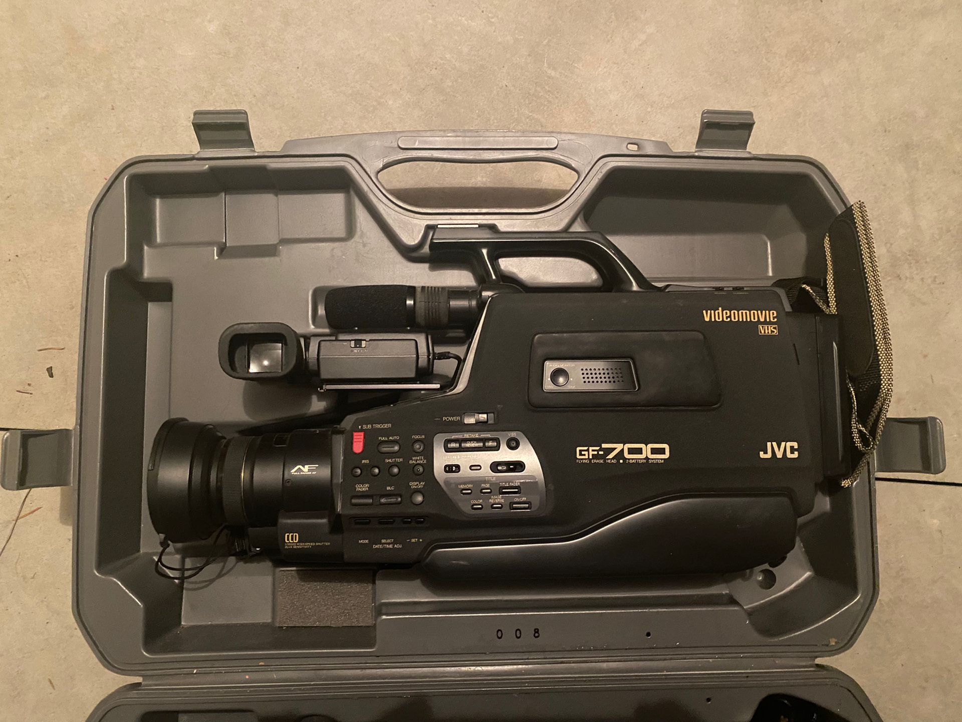 JVC GF 700 Video Movie Camera With Flying Eraser Head And 2 Battery System