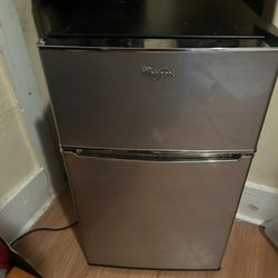 Whirlpool Mini Refrigerator With Freezer 