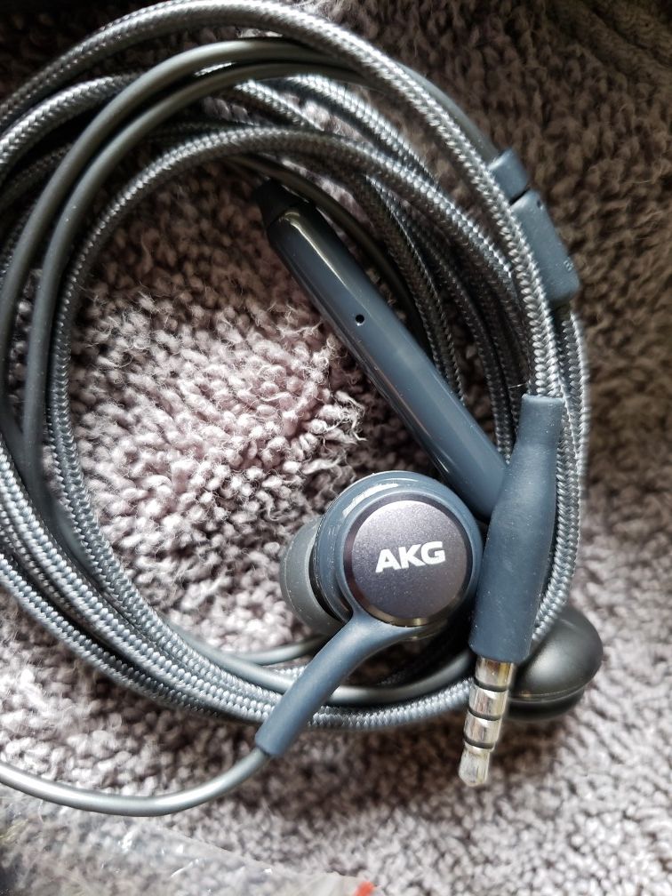 AKG headphones earbuds