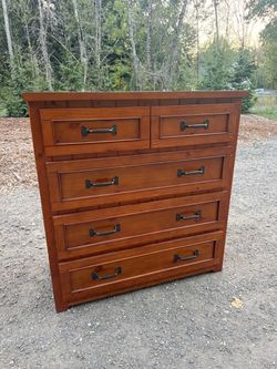 Wood 5 Drawer Dresser / Chest of Drawers