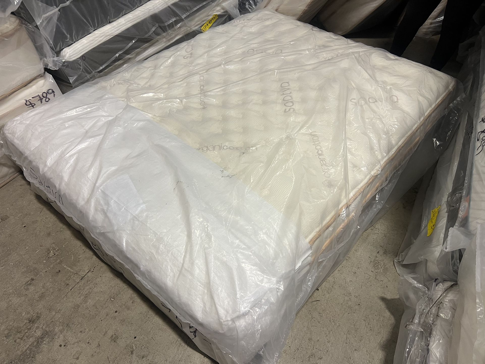 QUEEN MATTRESS SAATVA CLASSIC