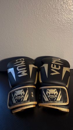 Venum Elite Boxing Gloves – 16 oz – Black/Gold