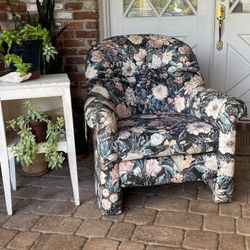 Accent Chair… Soooooo Comfortable And CLEAN! 