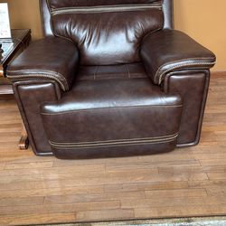 Like Brsnd New Oversized Full Reclining Chairs