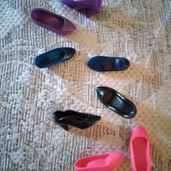Doll's Lot Of Shoes Maybe DARCY DOLL NOT BARBIE OR Gene Read