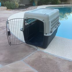 Dog/Cat/Pet.     Cage/Crate/Carrier. 30 Inches Long 25 Inches Tall And 20 Inches Wide       (Excellent Condition)
