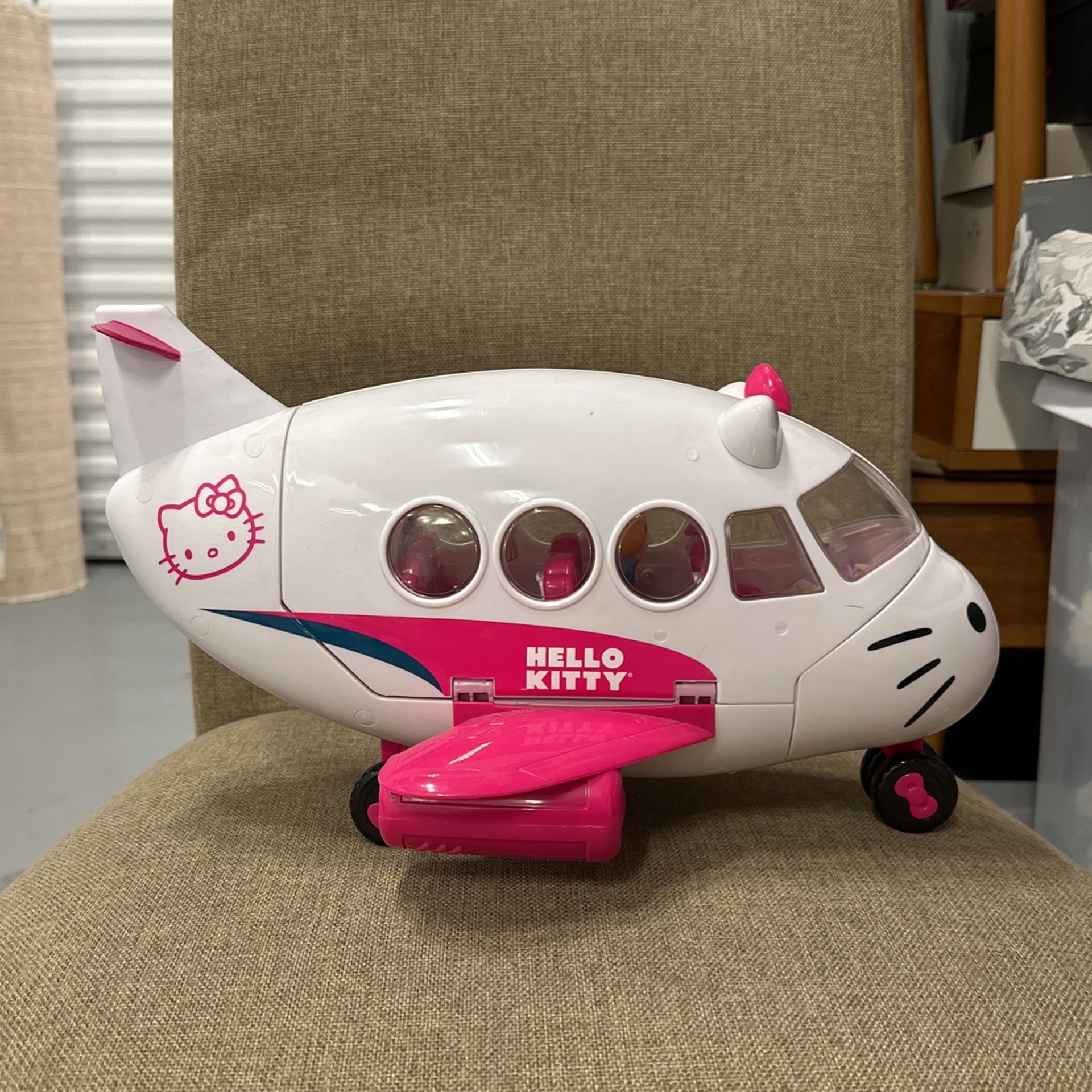 Hello Kitty Airplane With Figurines