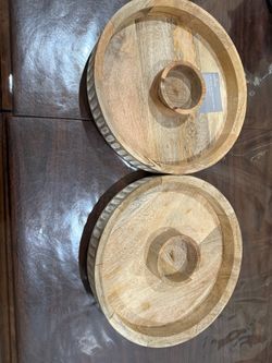 2 wooden plates