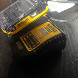 DeWalt 20V MAX Lithium-Ion Battery + Charger (DCB112)
